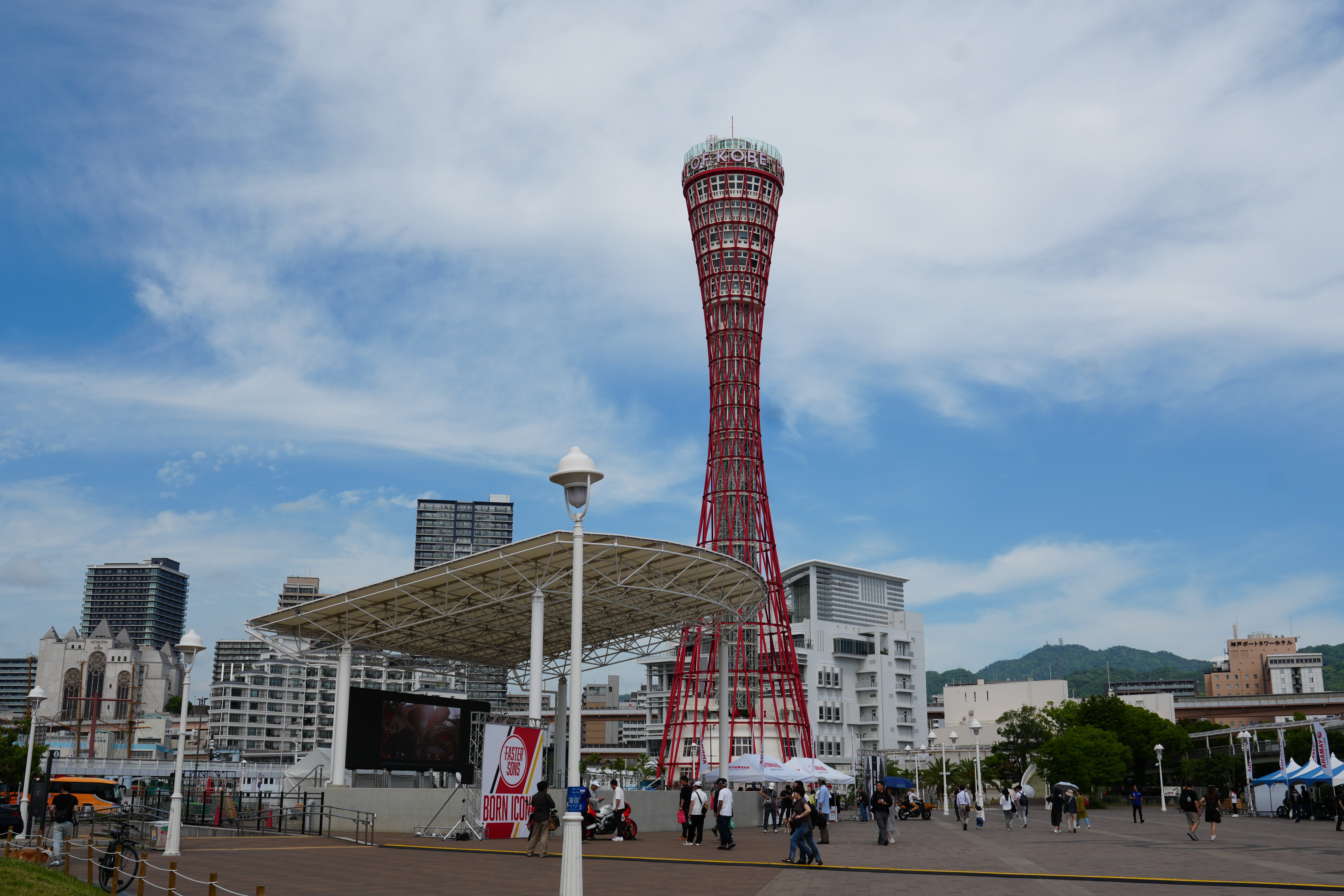 神戸港に面した会場
