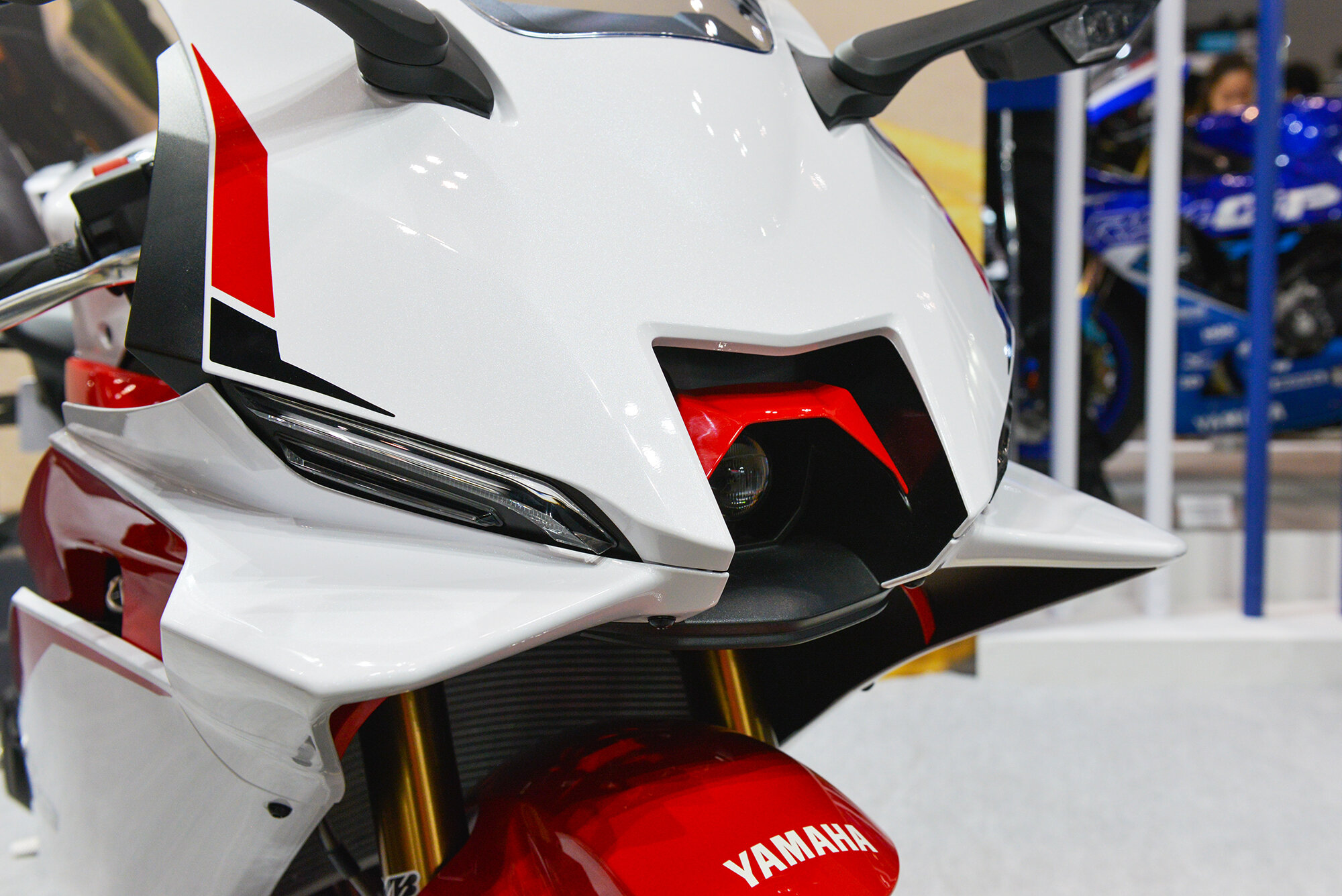 「YZF-R9」は、タッチ＆トライ可能なホワイト/レッドの車両と、参考出品のアクセサリーを装着したヤマハブルーの2色を展示しました。
